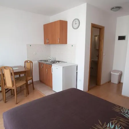 Maric With Parking Apartamento *